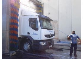 Lavadero La Reva Persona lavando camion